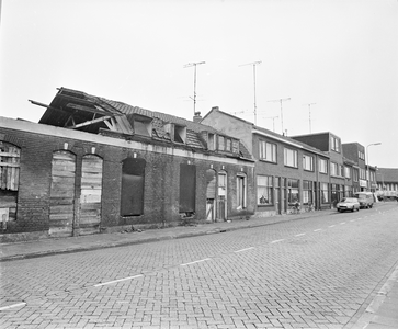 858738 Gezicht op de huizen Loevenhoutsedijk 32 (links) -hoger te Utrecht.